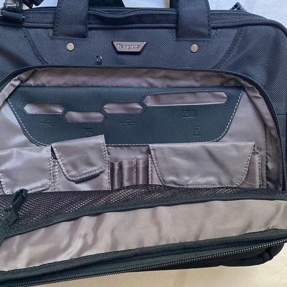 Targus Corporate Traveler Laptop Bag in Black - Picture 3 of 16
